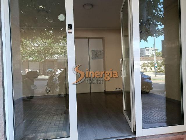 Local comercial en alquiler en avenida D'álvarez de Castro, Hospitalet de Llobregat, L´, de 54 m² 2 habitaciones por 720