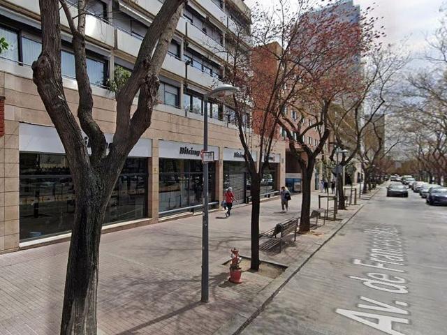 Local comercial en alquiler en avenida De Francesc Macià, Sabadell, de 368 m² por 1.256