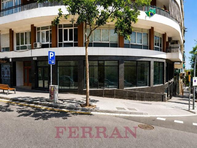 Local comercial en alquiler en avenida De la Mare de Déu de Montserrat, Barcelona, de 261 m² por 3.500