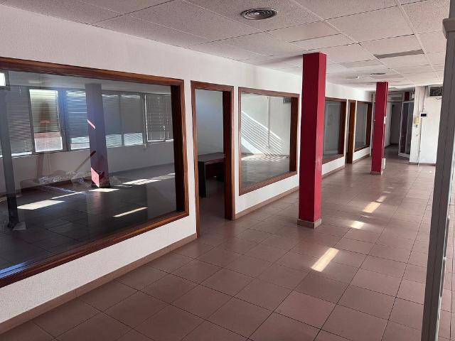 Local comercial en alquiler en avenida De la Mare de Déu de Montserrat, Sant Joan Despí, de 12 m² 10 habitaciones por 290
