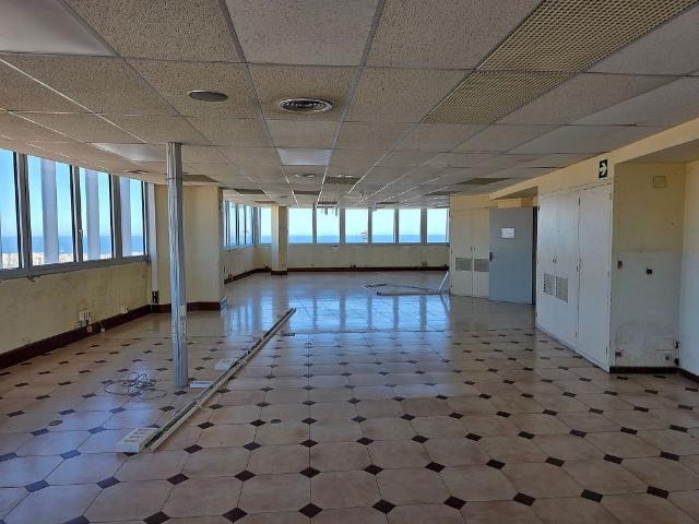 Local comercial en alquiler en avenida De Les Drassanes, Barcelona, de 550 m² 1 habitación por 9.812