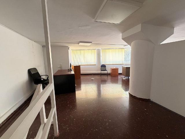 Local comercial en alquiler en avenida De Mistral, Barcelona, de 140 m² 4 habitaciones por 1.200