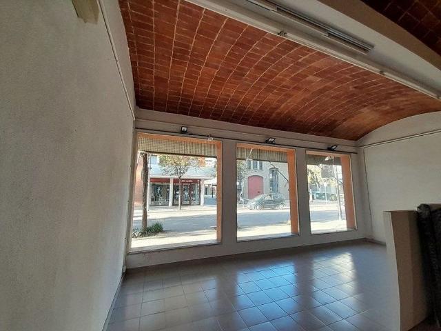 Local comercial en alquiler en avenida Reis Catòlics, Olot, de 277 m² por 1.750