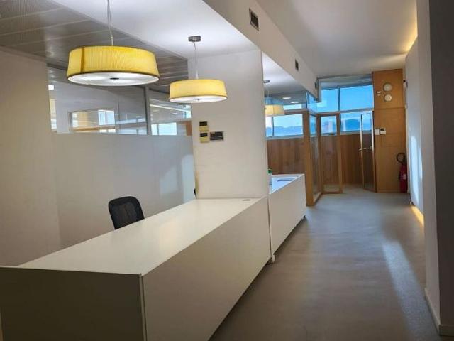 Local comercial en alquiler en Hospitalet de Llobregat, L´, de 420 m² 1 habitación por 2.800