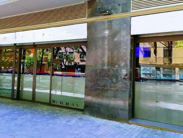 Local comercial en alquiler en Hospitalet de Llobregat, L´, de 190 m² 4 habitaciones por 1.200