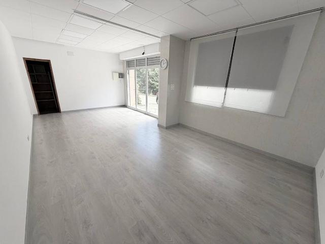 Local comercial en Alquiler en Montbau