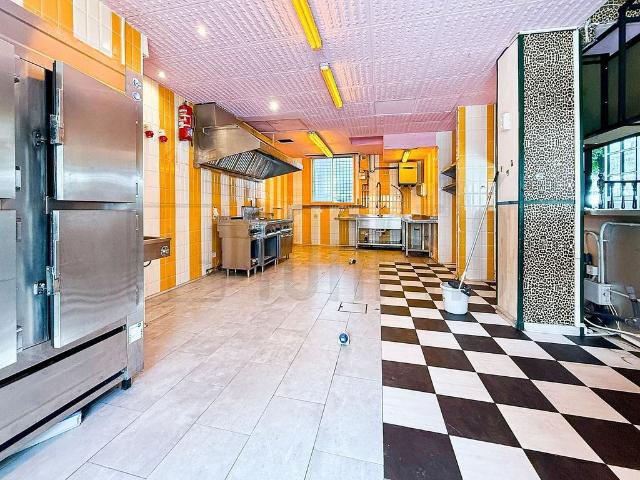 Local comercial en alquiler en paseo De Can Feu, Sabadell, de 200 m² 2 habitaciones por 1.250