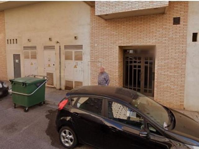 Local comercial en alquiler en planta baja con acceso por 3 calles