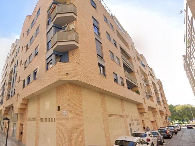 Local comercial en alquiler en planta baja con acceso por 3 calles