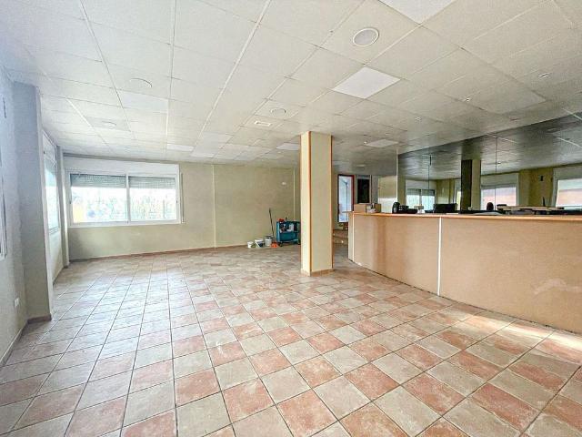 Local comercial en alquiler en plaza De Bàscara, Figueres, de 112 m² 1 habitación por 680