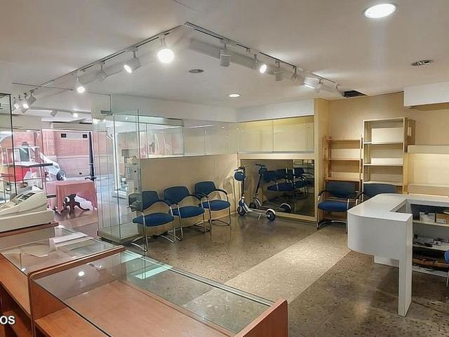 Local comercial en alquiler en plaza De la Llibertat, Barcelona, de 145 m² por 2.500