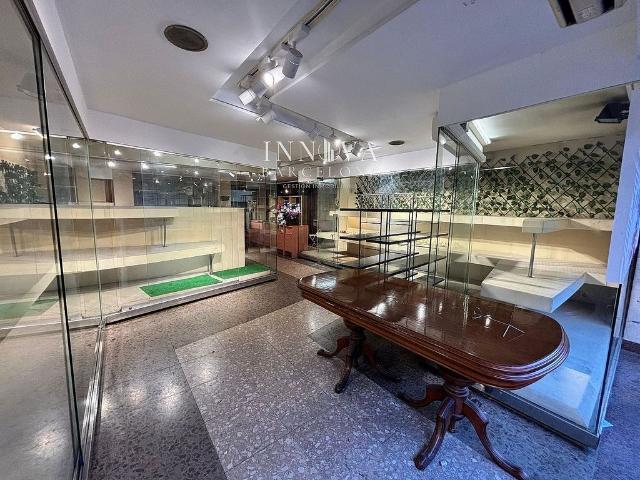 Local comercial en alquiler en plaza De la Llibertat, Barcelona, de 246 m² por 2.700