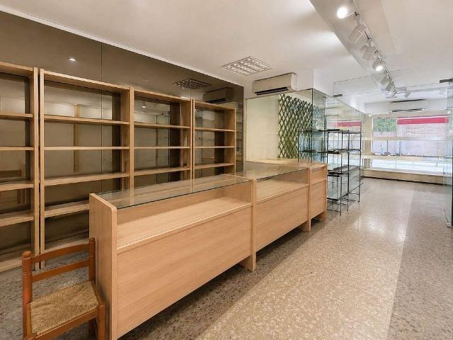 Local comercial en alquiler en plaza De la Llibertat, Barcelona, de 250 m² por 2.500