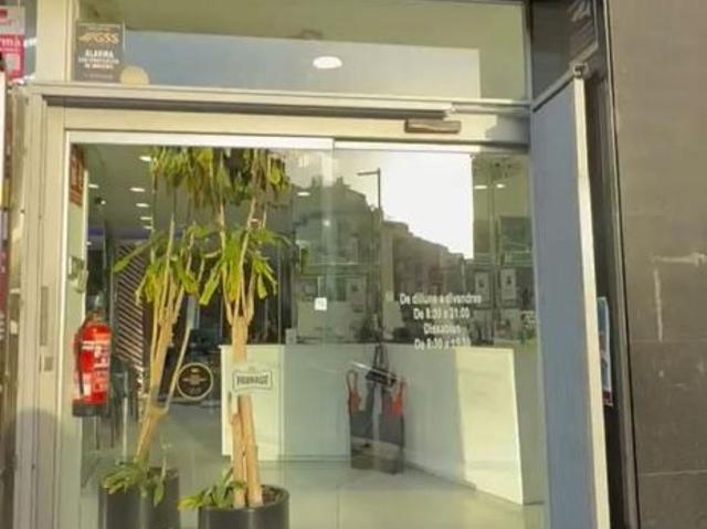 Local comercial en alquiler en plaza De la Vila, Santa Coloma de Gramanet, de 200 m² 4 habitaciones por 3.000