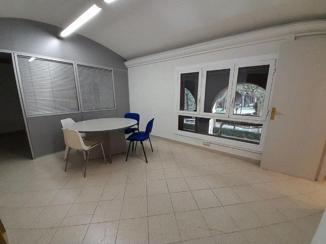 Local comercial en alquiler en plaza Escultor Josep Clarà, Olot, de 30 m² por 380