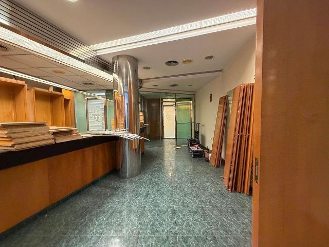 Local comercial en alquiler en plaza Segarra, Santa Coloma de Gramanet, de 139 m² 3 habitaciones por 1.100
