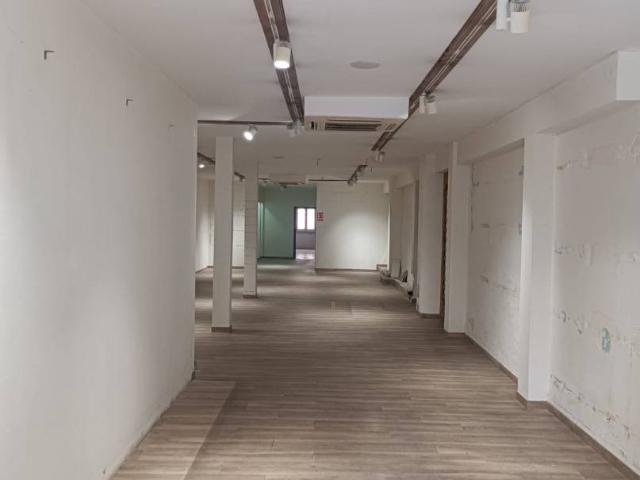 Local comercial en Alquiler en Riu Nord