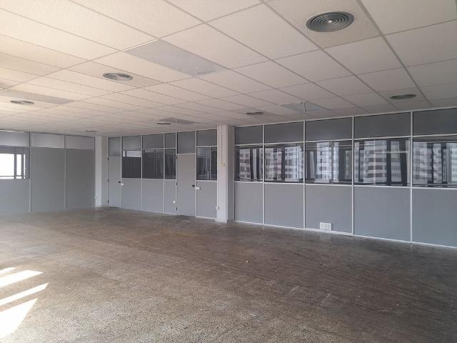 Local comercial en alquiler en travesía Industrial, Hospitalet de Llobregat, L´, de 630 m² 6 habitaciones por 2.500
