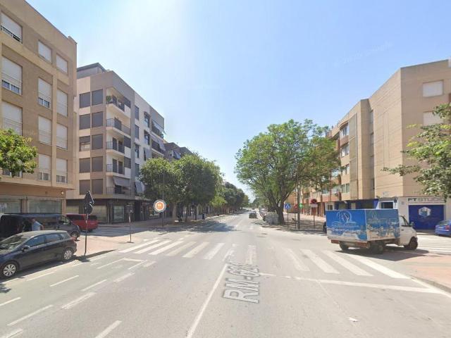 Local Comercial en Alquiler Oportunidad Única en Alameda de Cervantes