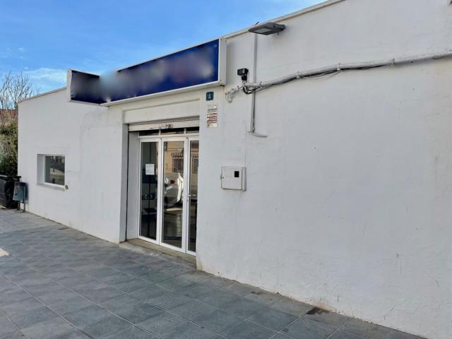 Local comercial en Buñol, calle principal, de 125 m2, 63 m2 de local cerrado más 62 m2