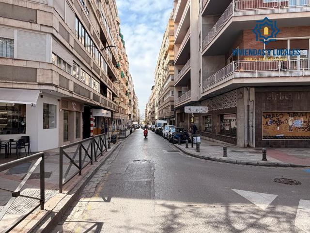 Gran local comercial junto a Plaza de Gracia y Pedro Antonio, Ancha de Gracia