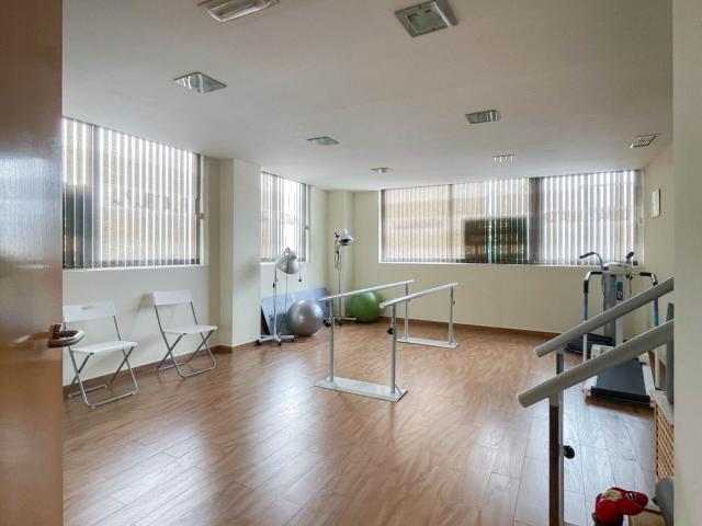 ALQUILER O VENTA DE LOCAL COMERCIAL EN ENTRESUELO CON LICENCIA DE CLINICA Y SPA URBANO, USO SANITARIO LISTO PARA INICIAR