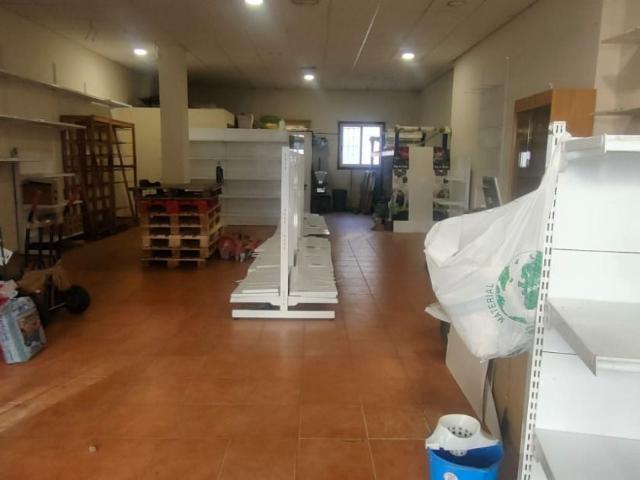 LOCAL COMERCIAL EN EL CENTRO DE LA VALENZA