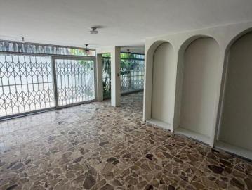 Local comercial en esquina Urb Santa Victoria