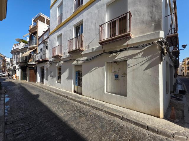 LOCAL COMERCIAL EN ESQUINA CON GRAN VISIBILIDAD Y LUZ NATURAL