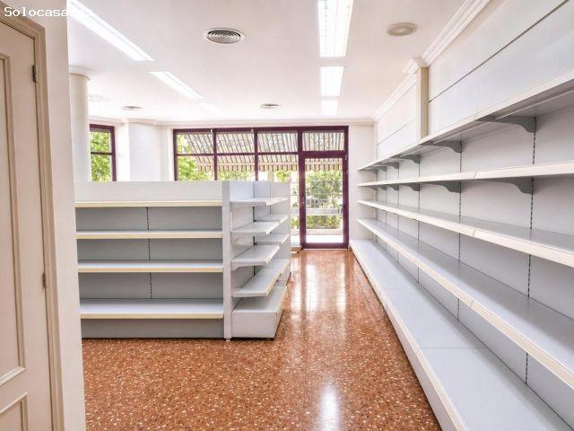 Local comercial en esquina, con gran escaparate y dos plantas