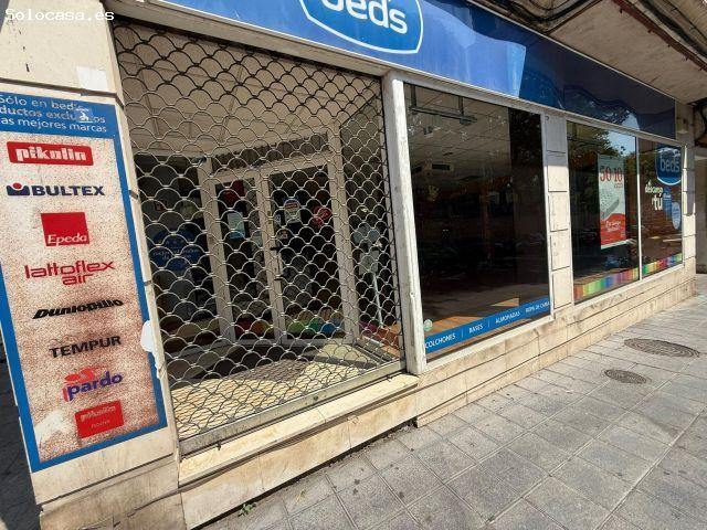 Local comercial en esquina con fachada acristalada y gran imagen comercial