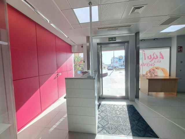 LOCAL COMERCIAL EN ESQUINA DE 200 M2 EN FUENTE AMARGA GRAN VISIBILIDAD Y LISTO PARA NEGOCIO