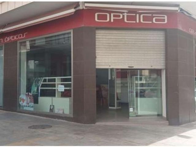 LOCAL COMERCIAL EN ESQUINA EN PLENO CENTRO DE TORREVIEJA CON 4 ESCAPARATES Y ACABADOS DE PRIMERA CAL
