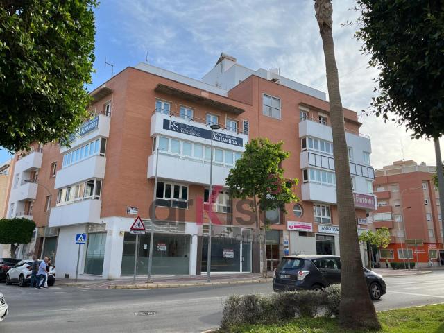 Local comercial en esquina frente al Auditorio de El Ejido