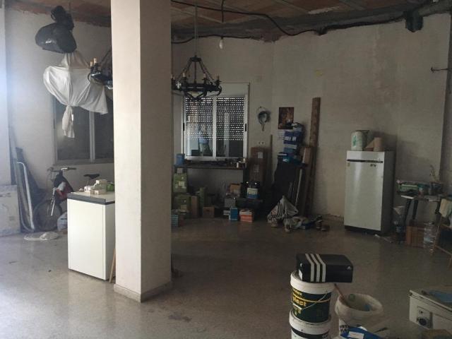 LOCAL COMERCIAL EN HUÉTOR TÁJAR ZONA DE LA REDONDA SUR TOTALMENTE TERMINADO Y TODO EXTERIOR !