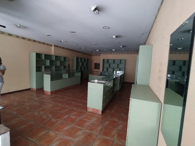 Local comercial en la Avenida de los Mallos