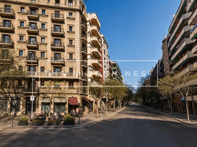 Local comercial en l'Eixample con dos plantas comunicadas