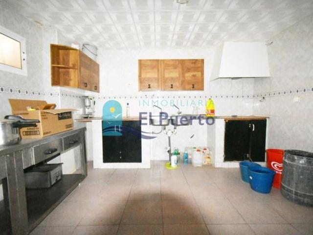 LOCAL COMERCIAL EN MUY BUENA ZONA DEL PUERTO DE MAZARRÓN. REF. 2135