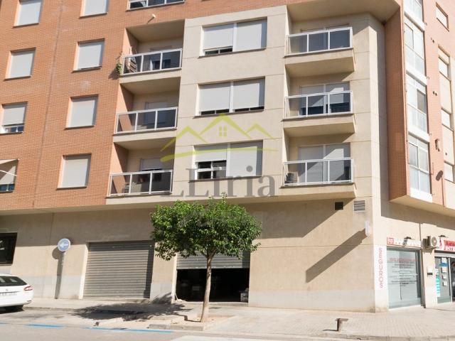Local comercial en Mura con 123 m2 diáfano y 2 puertas
