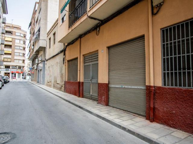 Local comercial, en planta baja, ideal para hacer vivienda o local de negocio