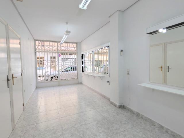 ¡LOCAL COMERCIAL EN PLENO CENTRO DE SANTA POLA CON FACHADA ACRISTALADA, ALTILLO, BUHARDILLA, PATIO PISABLE Y AIRE ACONDICIONADO!