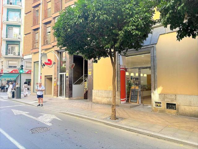 LOCAL COMERCIAL EN PLENO CENTRO JUNTO A LA CATEDRAL Y MERCADO DE CORREOS, A PIE DE CALLE