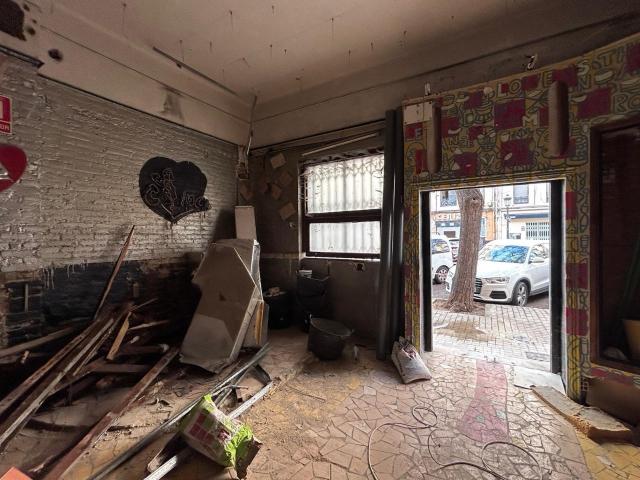 LOCAL COMERCIAL EN PLENO JUAN LLORENS PARA VARIOS TIPOS DE NEGOCIO