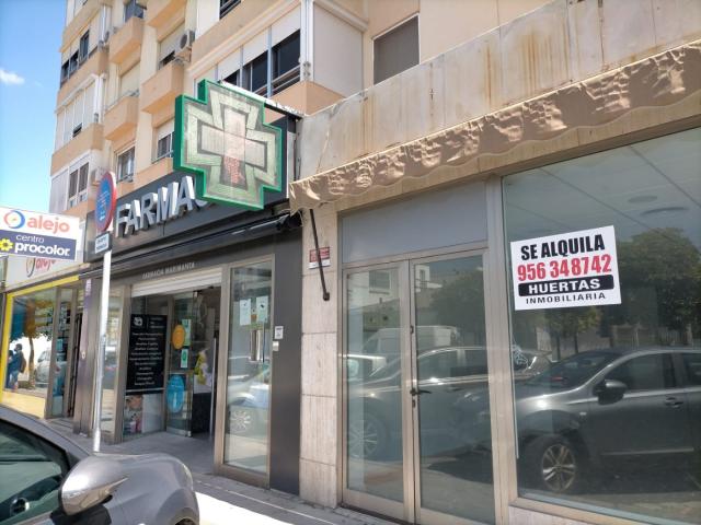 LOCAL COMERCIAL EN PRIMERA LINEA. BUEN ESTADO