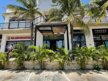 LOCAL COMERCIAL EN RENTA EN CANCUN AV HUAYACAN EXCELENTE UBICACION