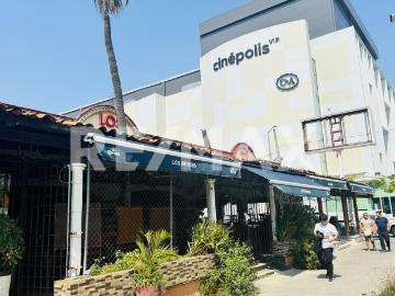 Local Comercial en Renta en Acapulco Zona Dorada frente a Galerías Diana en esquina amplio terreno sobre Av Costera Miguel Alemán