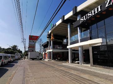 Local comercial en RENTA Planta baja en Plaza Jardines, frente a la UNACH