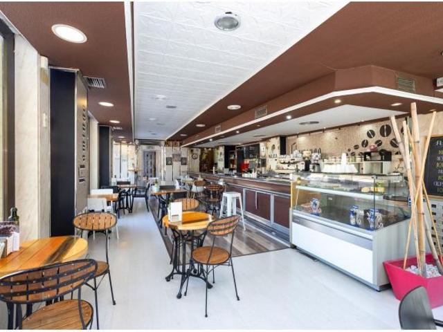 Local Comercial en rentabilidad con gran fachada en esquina. Hospital Clínico Plaza de Toros, Gran