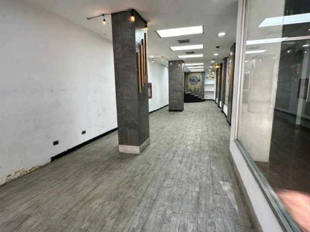 LOCAL COMERCIAL EN VENTA A PIE DE CALLE EN AV FRANCISCO DE MIRANDA