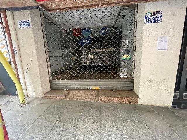 Local comercial en venta en Cornellà de Llobregat, de 100 m² 1 habitación por 210.000